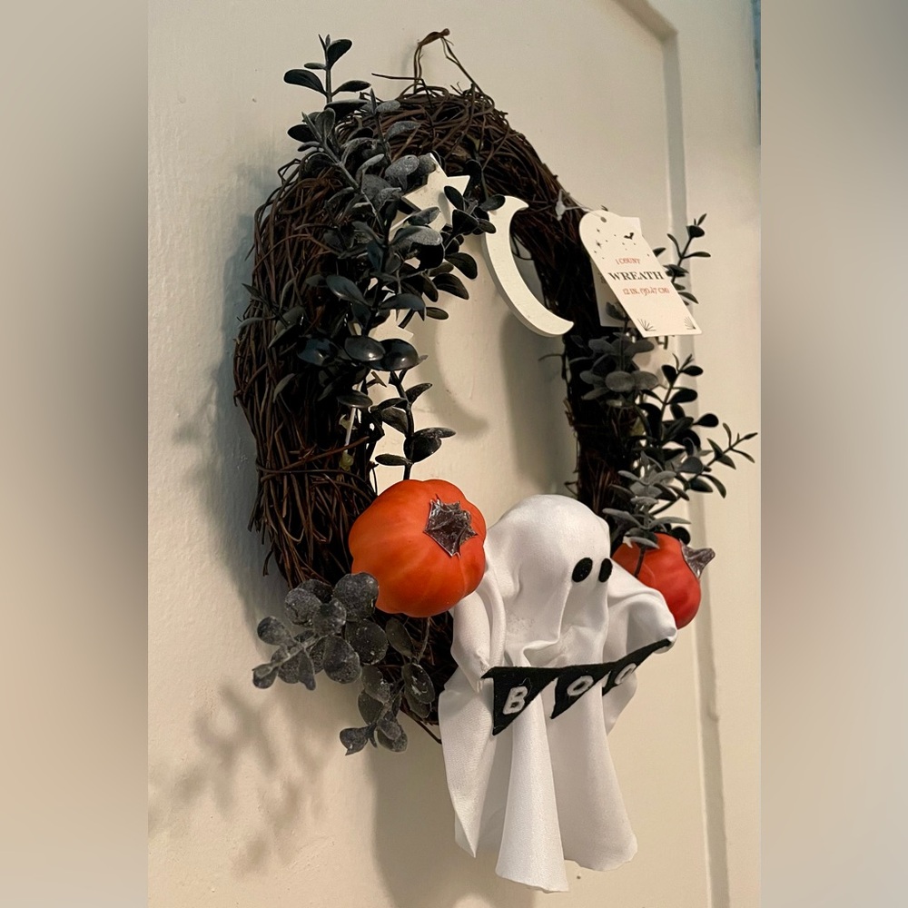 Ghost Wreath with Mini Pumpkins, Moon and Stars - Picture 6 of 8